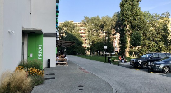 Pohled do vnitrobloku od západu - po demolici nízkých objektů vzniklo přirozené centrum dění kolem Bernard Pub a na vsakovací louce mezi rekonstruovaným objektem a říčkou Ponávkou | Výsledek rekonstrukce - r.2020